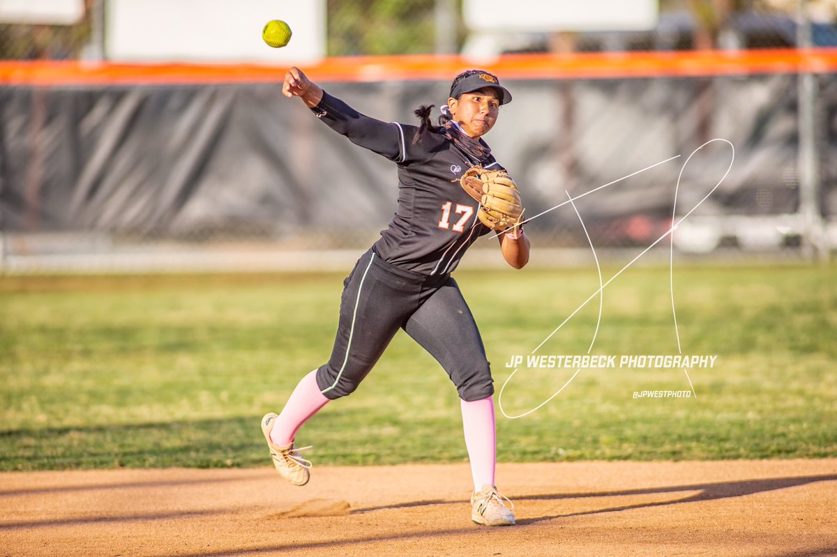 JPWestMedia's tweet photo. .@HBOilerSoftball vs Edison Game Photos are now up on https://t.co/rCnl6xdg7Z #jpwestphoto #hbhssoftball #huntingtonbeach #hboilers #sportsphotography #sunsetleague https://t.co/zgYfE2W67V