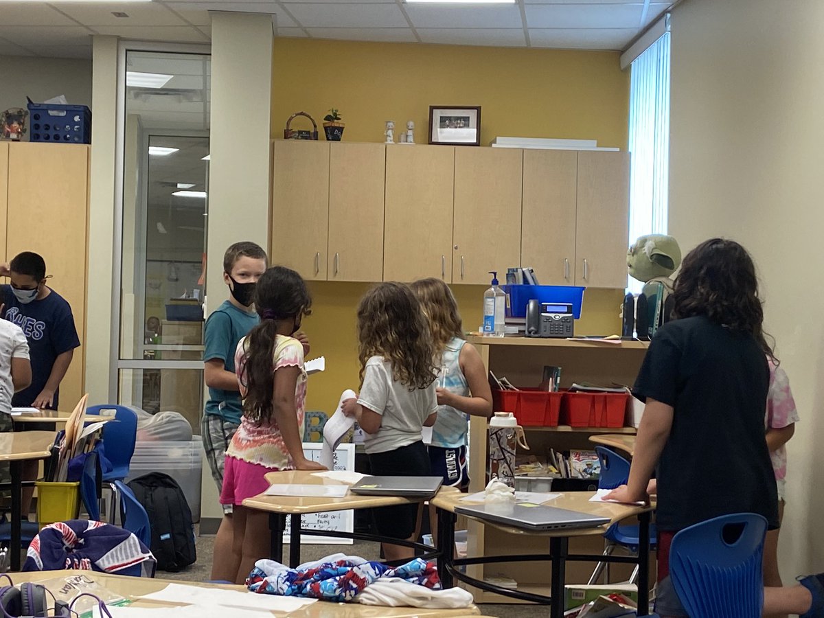 atblomeley's tweet photo. Students thanking each other for the kind things their friends wrote about them in their “I Remember” books. ❤️ #QuailStrong #QHES https://t.co/EPUPL4hv7K