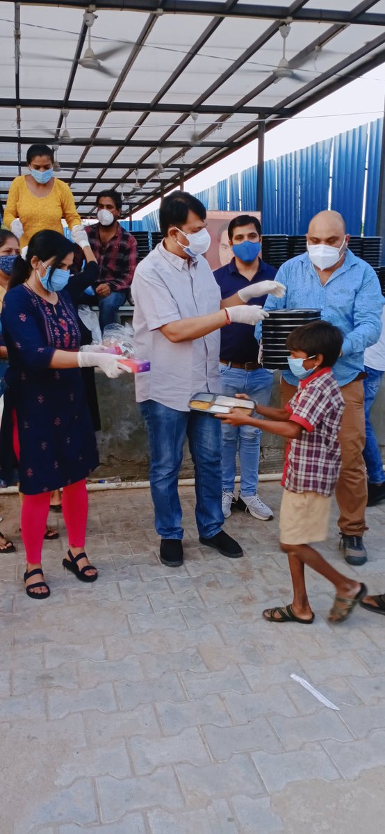 ParikhManisha1's tweet photo. #Day15 #RememberingRajivGandhi #SOSIYC #happinessgroup #sosgpyc Food-fruits Smile distribution with PCC chief @AmitChavdaINC @civilhospamd @srinivasiyc @Allavaru @IYC @IYCGujarat @INCGujarat @INCIndiaLive #IYCToolkit #IYCtraining @KKShastri_ @parthiv582 https://t.co/T2a74xvolJ