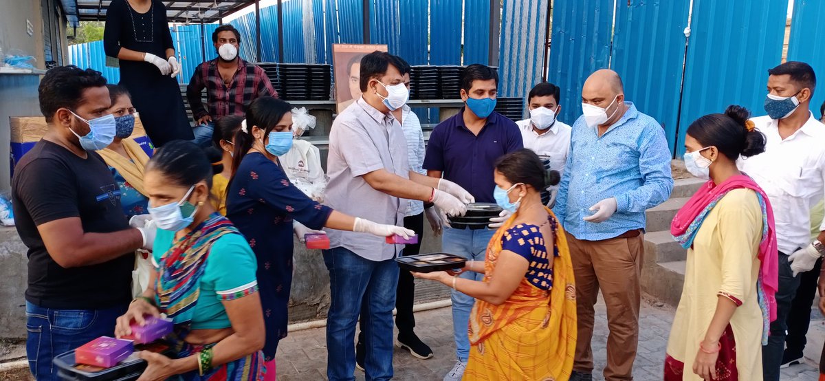 ParikhManisha1's tweet photo. #Day15 #RememberingRajivGandhi #SOSIYC #happinessgroup #sosgpyc Food-fruits Smile distribution with PCC chief @AmitChavdaINC @civilhospamd @srinivasiyc @Allavaru @IYC @IYCGujarat @INCGujarat @INCIndiaLive #IYCToolkit #IYCtraining @KKShastri_ @parthiv582 https://t.co/T2a74xvolJ