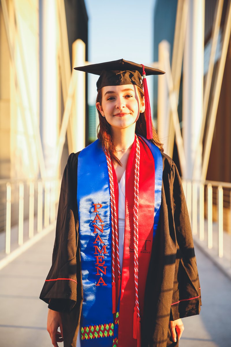 _sabrinakaye's tweet photo. Became a #MoodyGrad today!!

💫Bachelor of Journalism &amp; B.S. RTF
💫3.9+ GPA
💫OA '18
💫4 internships
💫@thedragaudio Content Director
💫Studied abroad spring '20
💫Put myself through college with the help of HSF and @UTexasMoody 
💫Full-time job accepted

📸: Joshua Guerra https://t.co/S96qxEnauJ