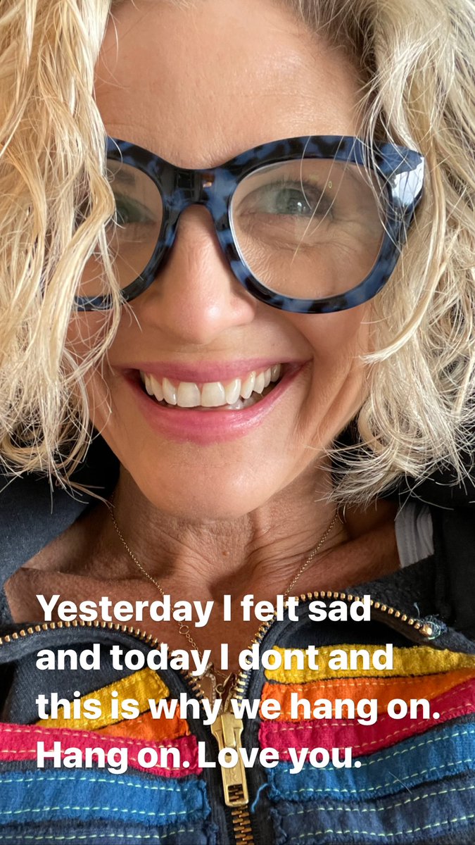 GlennonDoyle's tweet photo. Hi! Yesterday I felt sad for no reason but today I feel happy for no reason and this is why we hang on. Hang on. Love you, G https://t.co/6XfzRH7Xre