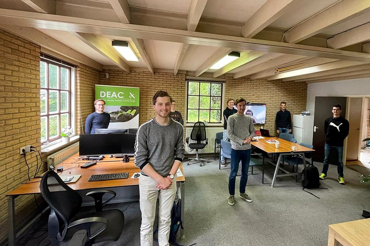 Studenten van <a href="/FalconElectric3/">FalconElectricAviation</a> van @TUeindhoven brachten vandaag een bezoek aan onze studenten op <a href="/Vliegveld_Teuge/">Luchthaven Teuge</a> in de @CleantechRegio