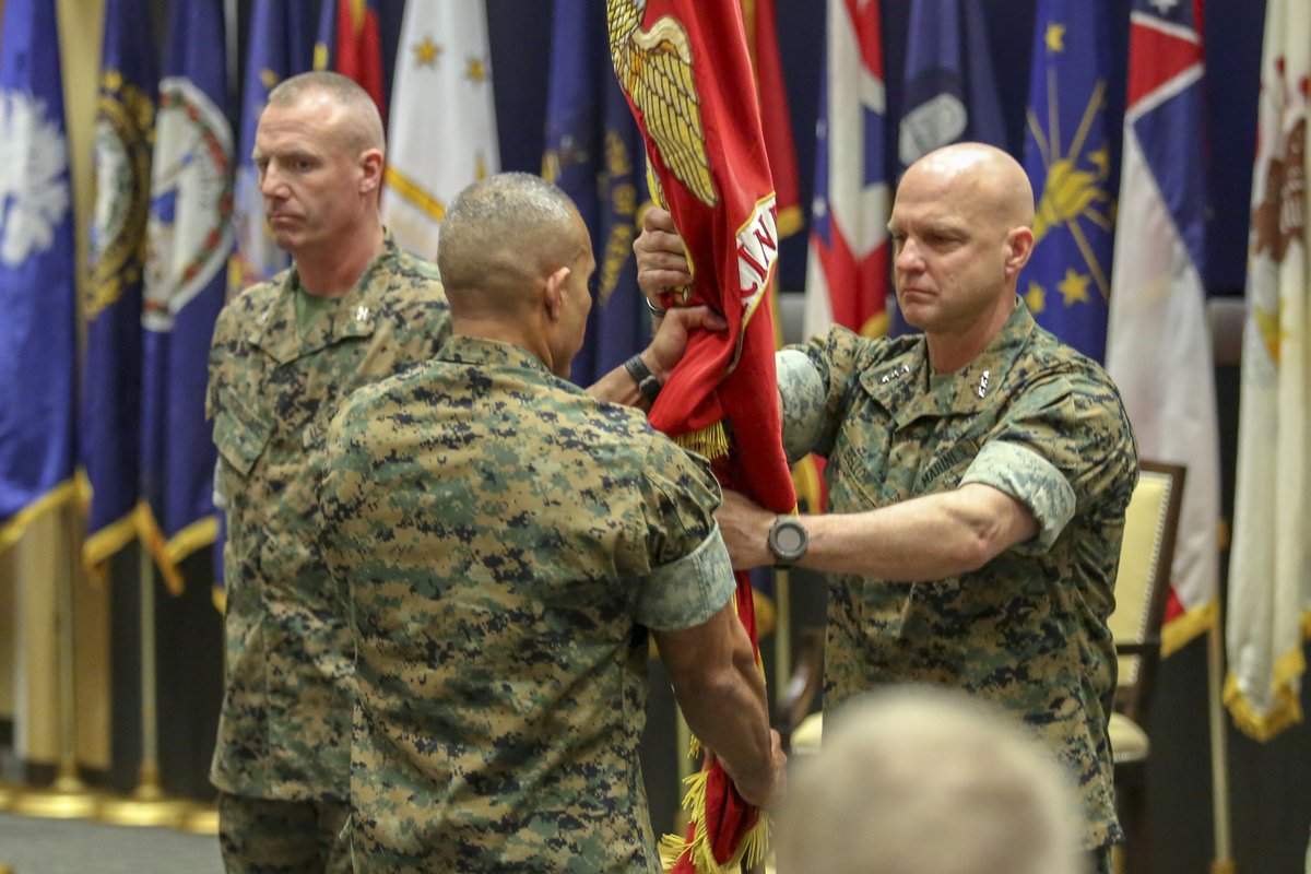 MARFORSOUTH's tweet image. CHANGE OF COMMAND: LtGen David Bellon, commander of @MarForRes, succeeded Col Michael McWilliams as commander of #MARFORSOUTH during a #ChangeOfCommand ceremony. READ MORE: dvidshub.net/r/vzgao8 
#BuildOurTeam @USMC @Southcom @DeptofDefense