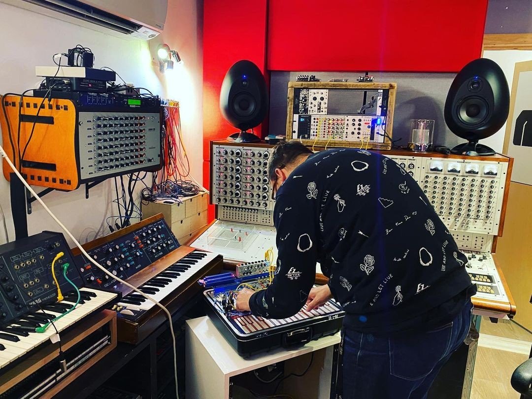 ASUKLTD's tweet photo. Colossus weekends can last for days...
.
Posted @withregram @_siemedwaysmith_ "The best way to spend a Friday! With the Buchla, Colossus and Moog:) Why not book an afternoon with us! (remotely). Link in bio #buchla #analoguesolutions #moogmodeld #spacestationzero"
#colossussynth https://t.co/kpx5ooWvHb