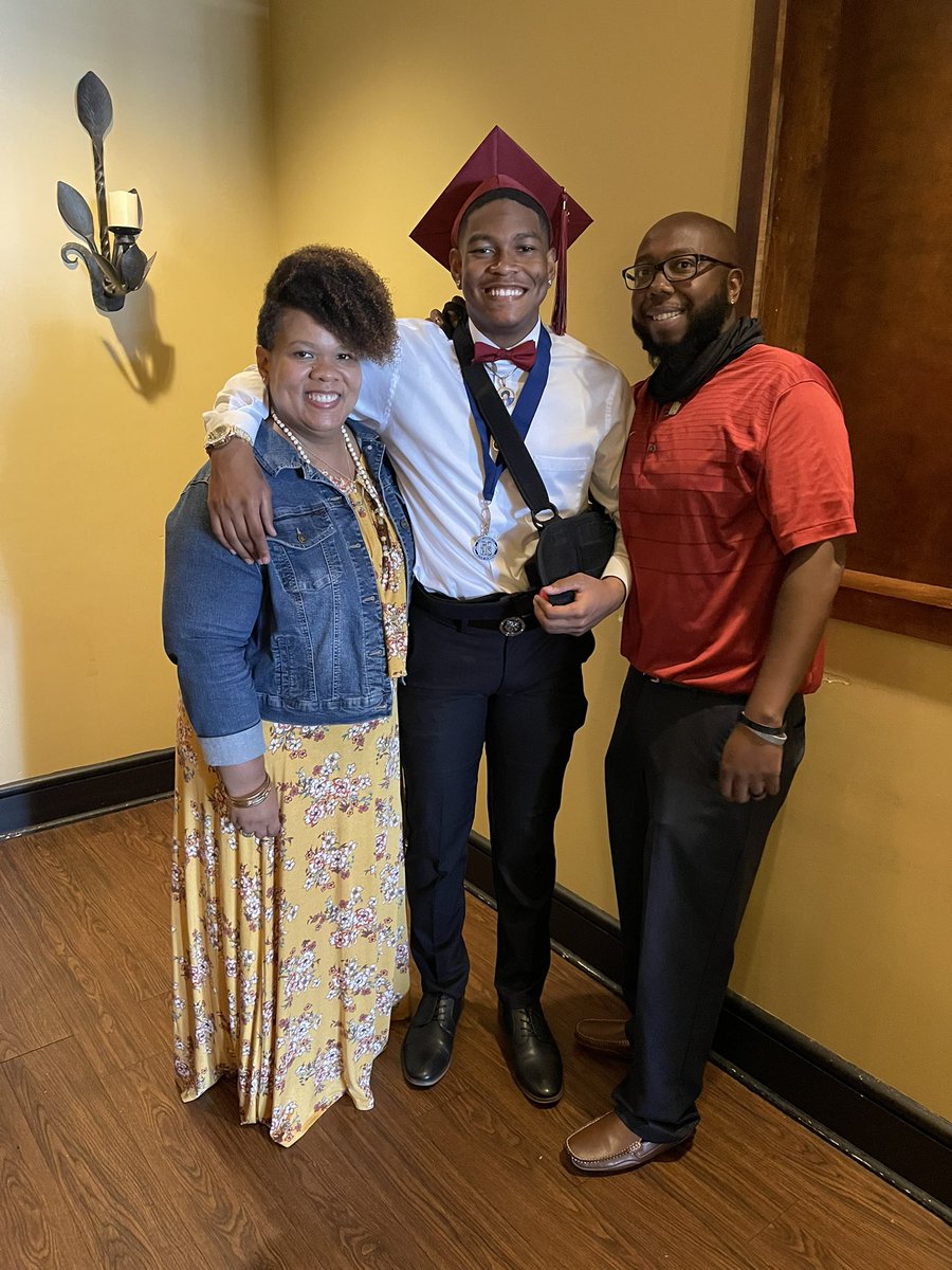 mrscourtneeeeee's tweet photo. Haven’t posted much about this moment because it’s bittersweet for me. 🥺 My last 💗 has graduated high school. 😭 I know God has big plans for you @JayT_4! 🙌🏽 Thank you to our village for helping us get to this point!🤞🏽We are truly #gratefulthankfulblessed #PCout✌🏽 #UWABound ❤️ https://t.co/OiPBAUnktF