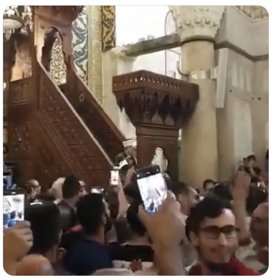 mshinqiti's tweet photo. إنزال المقدسيين لمفتي #عباس من منبر #الأقصى بعد تجاهله للشهداء والجرحى وكيله المدح لسيده رئيس سلطة التنسيق الأمني مع الصهاينة، ومحاولة اقتحام المنبر على إمام #الحرم_المكي أثناء خطبته للجمعة، يدلان على اتساع الفجوة بين ضمير الأمة وعلماء السلاطين:
"ولو أن أهل العلم صانوه صانهم" https://t.co/9coCMneJqV