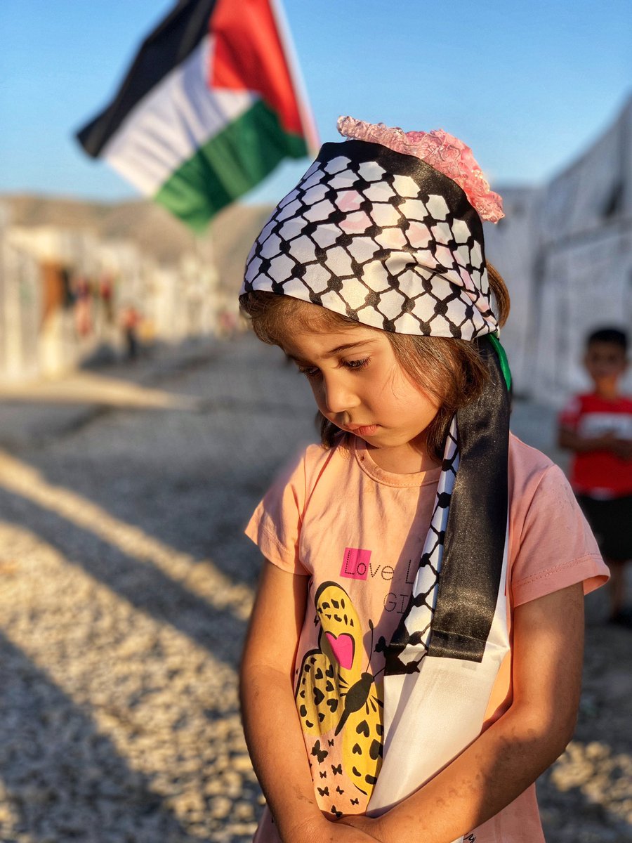 Democratiic's tweet photo. The photographer came to take her picture and this little Syrian girl offered him food, thinking he is hungry. Its such a beautiful picture yet so thought provoking!!! 
What’s been done to these angels in the name of War.
#Syria #Gaza #Yemen #Kashmir #Myanmar https://t.co/a9hok2eKxb