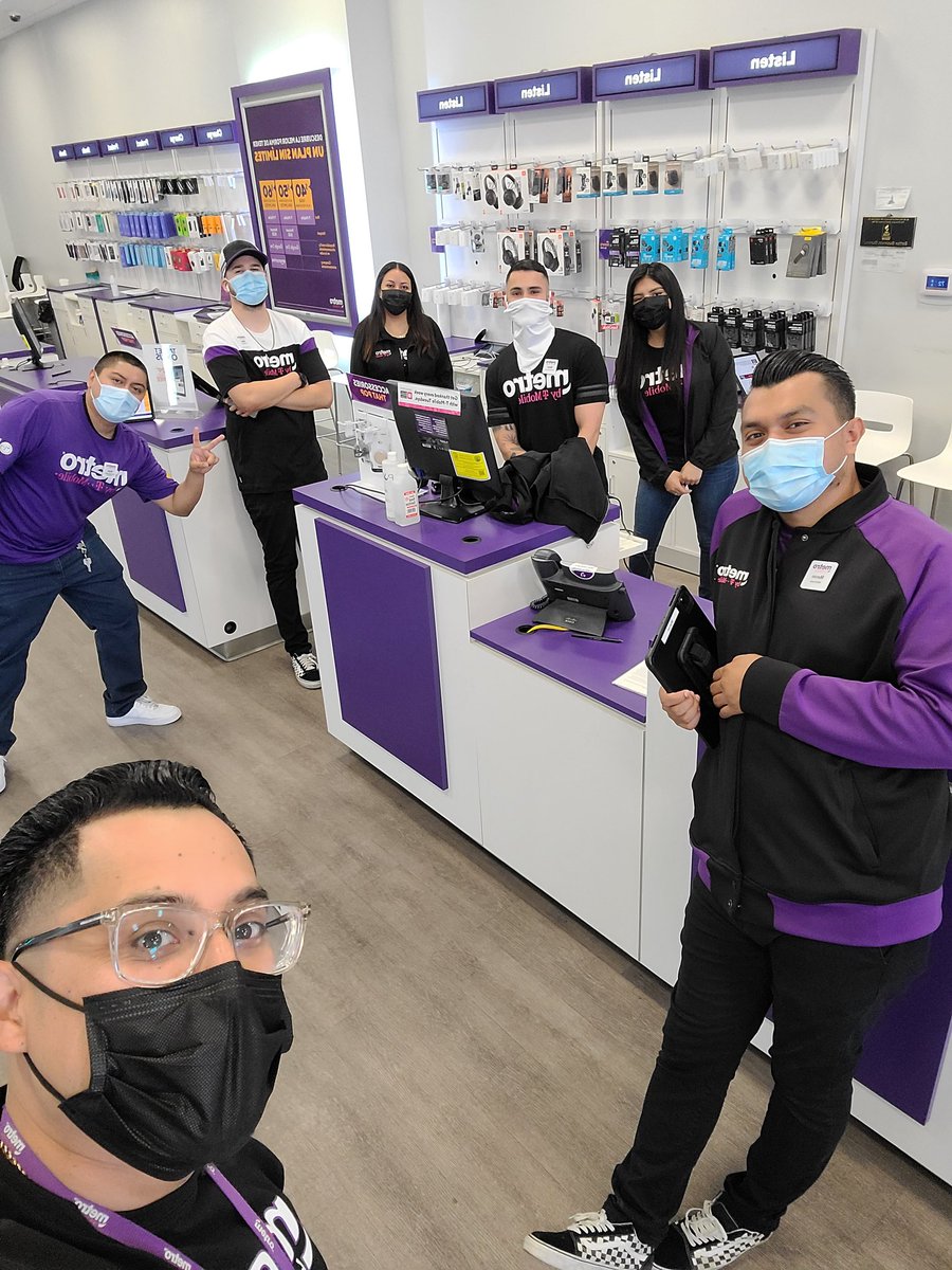 Tha_Real_GJM's tweet photo. #MacArthurPark3080 squad having a great morning setting the tone for a big weekend! #ALLIN #CreateHappyCustomers @iamPaulCLee @ErikSodik @BryanRo00 https://t.co/QvSVDWUpZr
