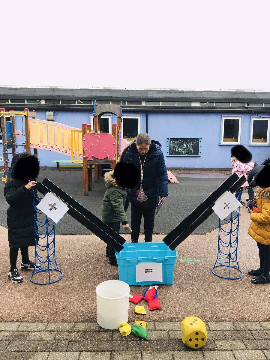 curious_maths's tweet photo. Making the part-part whole come alive outdoors in Reception with a mini version inside for independent play ❤️🧮❤️

⭐️Roll the dice
⭐️Say the number
⭐️Collect the beanbags 
⭐️Slide them down
⭐️Check the basket to find the total
⭐️Say the calculation 

#EYFSmaths #outdoorlearning https://t.co/rGMezFYNA6