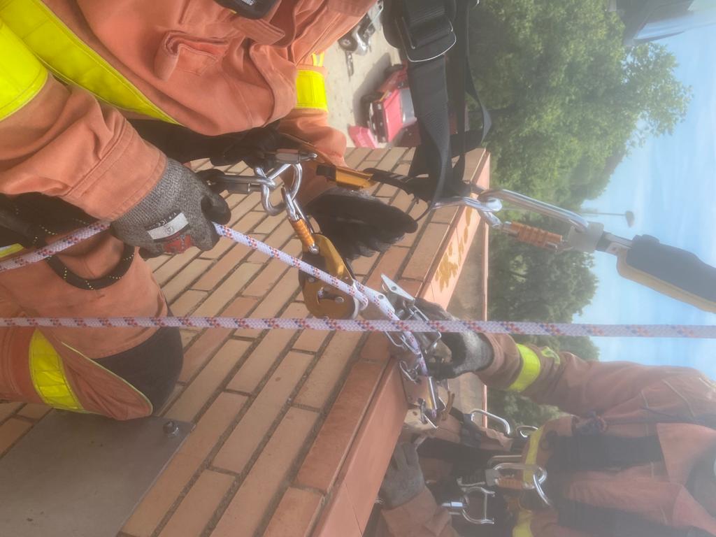BombersGandia's tweet photo. Nos ponemos a trabajar,con diferentes situaciones, en #rescate. Hoy,práctica de altura,con diferentes maniobras ,utilizando AEA y rescate de víctima con polipasto. #SomBombers #Gandia #TornB https://t.co/KJzxJLeyUn