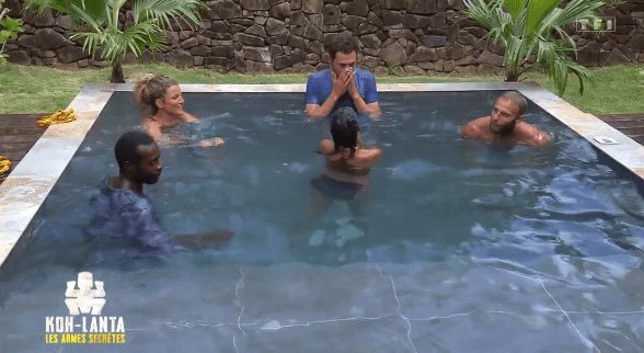 samanthanissa's tweet photo. Arnaud qui dit « oh purée mais on arrive tout sale on va tout salir » / les autres dans la piscine #respect #KohLanta #onnapastouslamemeeducation https://t.co/vQe9hFL41l
