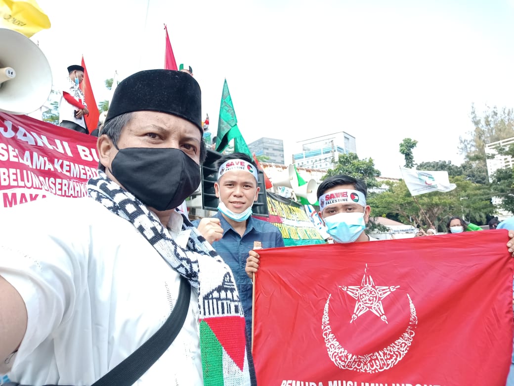 Pemudamuslimin's tweet photo. Pemuda Muslimin aksi Bela Palestina di depan Kedubes USA, Jum'at 21 mei 2021.
#WeStandWithPalestine 
#pemudamusliminindonesia https://t.co/sVttV7Ig50