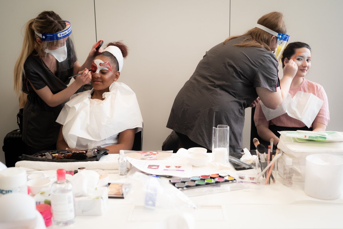 LaFrancesengage's tweet photo. Pour célébrer la réouverture des lieux culturels, @fhollande a échangé hier avec les professeurs, les artistes et les lycéens engagés dans le projet de la Fabrique Opéra Hauts-de-Seine

Rdv les 3, 4 &amp; 5 juin au Centre événementiel de @VilleCourbevoie  pour découvrir la Traviata ! https://t.co/TS6neS1lOl