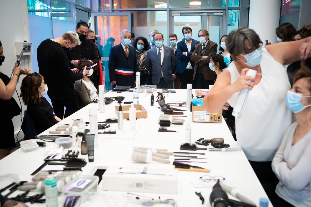LaFrancesengage's tweet photo. Pour célébrer la réouverture des lieux culturels, @fhollande a échangé hier avec les professeurs, les artistes et les lycéens engagés dans le projet de la Fabrique Opéra Hauts-de-Seine

Rdv les 3, 4 &amp; 5 juin au Centre événementiel de @VilleCourbevoie  pour découvrir la Traviata ! https://t.co/TS6neS1lOl
