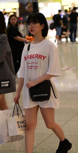 9806O3's tweet photo. 자기찍으니까  화들짝 놀람 ㅋㅋ https://t.co/7J18xXm9Q0