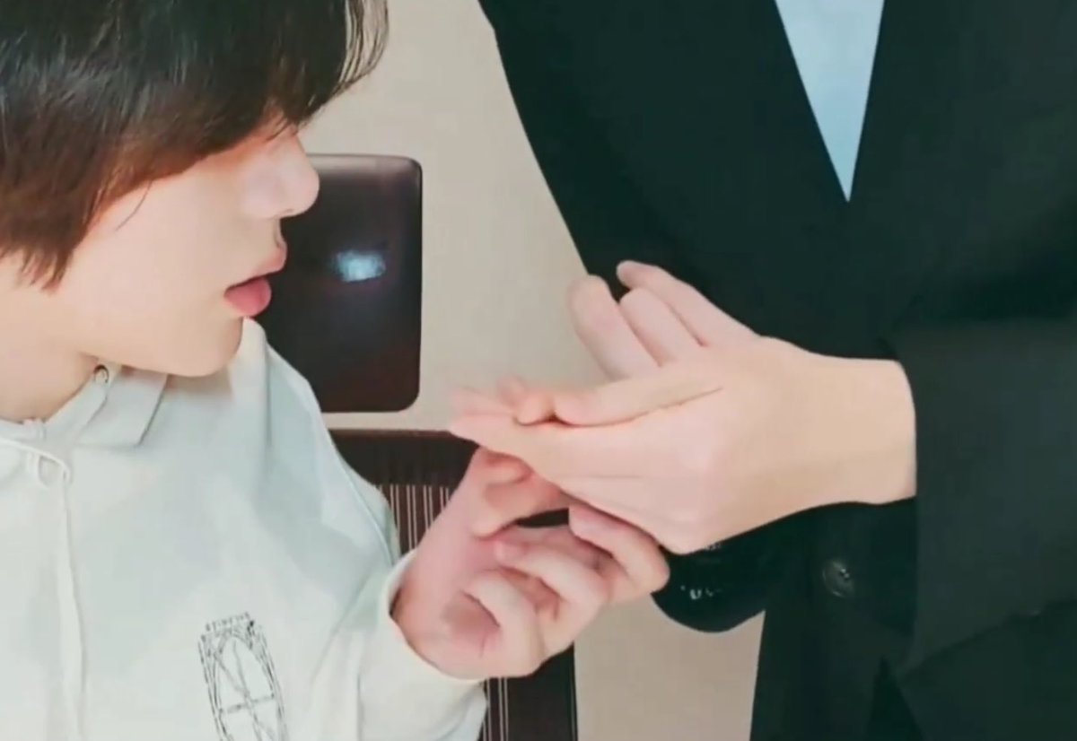 soogyusol's tweet photo. have you ever sit down, take a deep breath and suddenly think about soogyu’s size difference from head to toe? https://t.co/JbCSaCZuW3