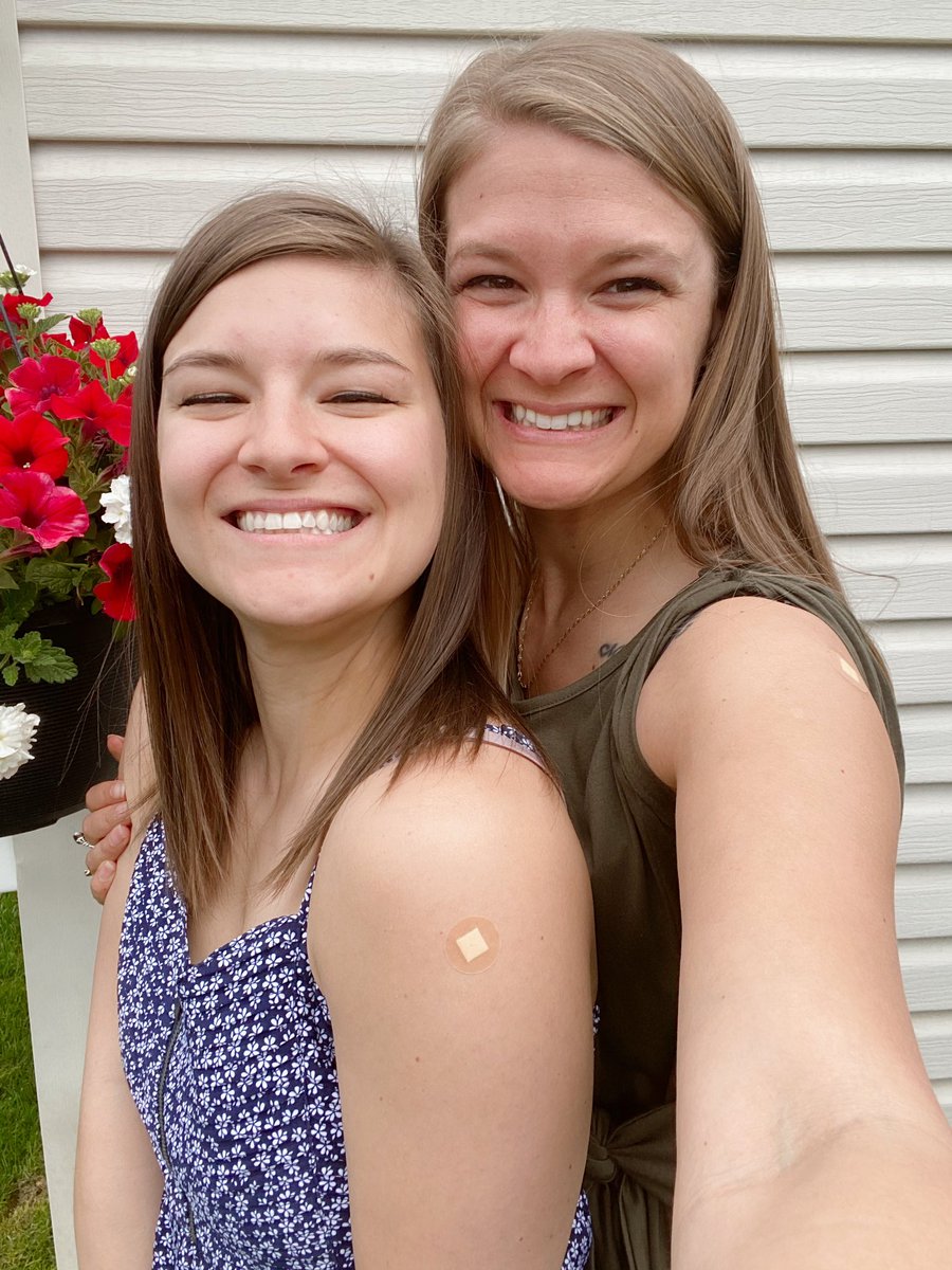 FournierJade's tweet photo. This morning we got our #COVID19Vaccine 🤩🙌🏼

Merci à tous le personnel présent au centre de vaccination du Palais de Congrès de la @ville_gatineau quel efficacité!! 

#VaccinationCovid #PfizerFam https://t.co/MmRdgTA6B5
