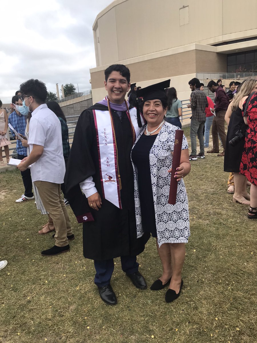 pendeviejo95's tweet image. Cuando me pregunten por mis papeles les voy a tirar mis licenciatura y maestria y en 5 años les voy tirar mi doctorado #UNDOCUGRAD #AGGIEGRAD