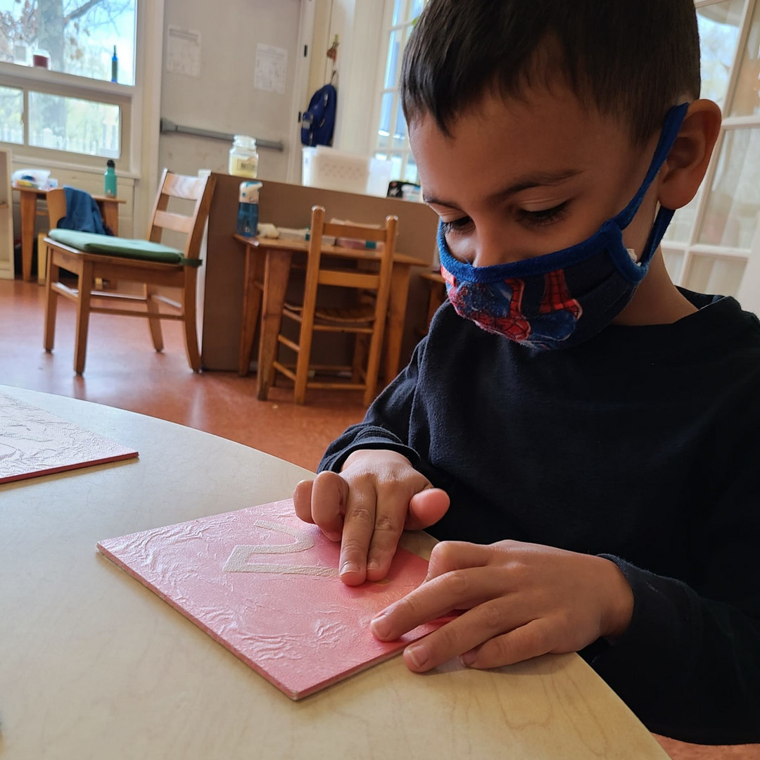 LMSnorthfield's tweet photo. Using the senses to learn and practicing sounds with the sandpaper letters. #litchfieldmontessori #sounds #sandpaperletters https://t.co/kDeJ5eboSZ
