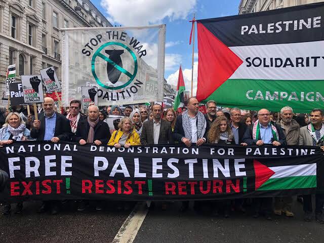 Toobama75305913's tweet photo. Israeli forces have once again attacked AlAqsaMosque. The world needs to wake up and see that ceasefire was a mere drama orchestrated by 
Israel to take off the pressure. 

#StopCeasfireViolation https://t.co/3EYnpIwdWl