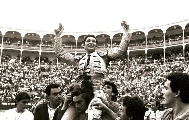 🎂 Hoy se cumplen
30 años de la primera salida a hombros de CÉSAR RINCÓN por la Puerta Grande de <a href="/LasVentas/">Plaza de Las Ventas</a>, tras cortar 2 orejas a Santanerito Nº40 de @baltasariban

HITO HISTÓRICO
4 salidas a hombros en Madrid en 1991
🗓21/05 🗓22/05
🗓06/06 🗓01/10

Feliz aniversario, Maestro!