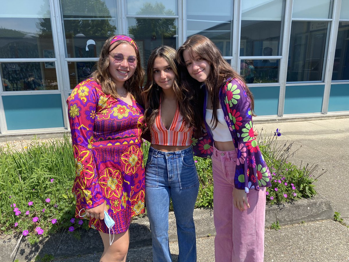 AaronRobb5's tweet photo. Rocking a '70s them on the last day of Senior classes at #Wahconah! @WRHSclassof2021 @wahconahrhs https://t.co/xUOl3Z44Sn