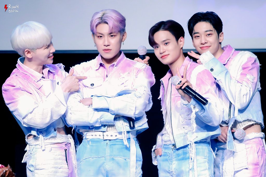 RUSH_ON917's tweet photo. 🎉HAPPY AB6IX DAY🎉

오래오래 함께해💖

#AB6IX #에이비식스 #전웅 #김동현 #박우진 #이대휘 #20190522
#예삐와_에비뉴의_두번째생일
#HAPPY_AB6IXDAY https://t.co/ttFTYnZnUI