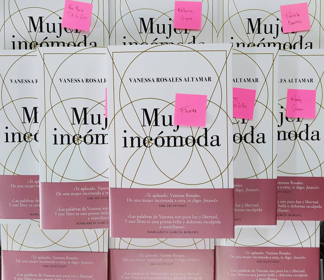 libcentral_'s tweet image. El primer gran grupo de libros firmados por @VanessaRosales_ algunos esperando por sus lectoras y lectores, otros ya en sus destinos.

#libros #librosrecomendados #librosfirmados #mujerincómoda #vanessarosales #escritoras #feminismo #lecturasfeministas #librerías