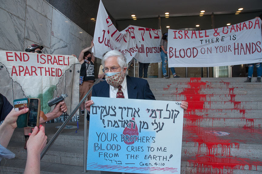 Today, Rabbi David Mivasair and other members of the Jewish community expressed their indignation with Israeli state violence by covering the steps to Israel's consulate in Toronto with rivers of 'blood'. 

#Gaza #warcrimes #ApartheidIsrael #SheikhJarrah @RabFirstUnited #Toronto