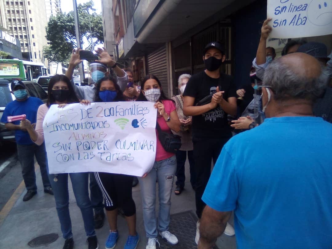 TweetNoti's tweet photo. #RT @CarlosJRojas13: A esta hora #21May vecinos protestan en la #AvUrdaneta al tener casi 1 año sin #Cantv e #internet #Aba, dictador conmemora 14 años de nacionalizarla dolarizando tarifas de un servicio inexistente ¡nos encontramos #incomunicados! https://t.co/lP9lGVLSD3