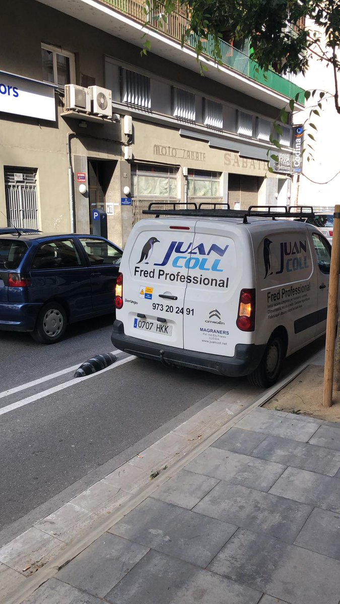 enbiciperlleida's tweet photo. El fred serà molt professional, però la conducció no gaire... ❄❄😢
#cbinvaders #incivisme
@gUrbanaLleida https://t.co/e3pHViAsMk