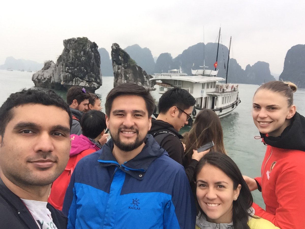 ATriptoVietnam1's tweet photo. At first glance, Kissing Rocks (Hòn trống mái) are just two of thousands of islets in Ha Long bay. However, if you knew the romantic love story lies behind them, you would be surprised #BayArea #vietnamese #Vietnam #halongbay #Maldives #TravelGuides #travelgram #travelblogger https://t.co/fSfwgywOhF