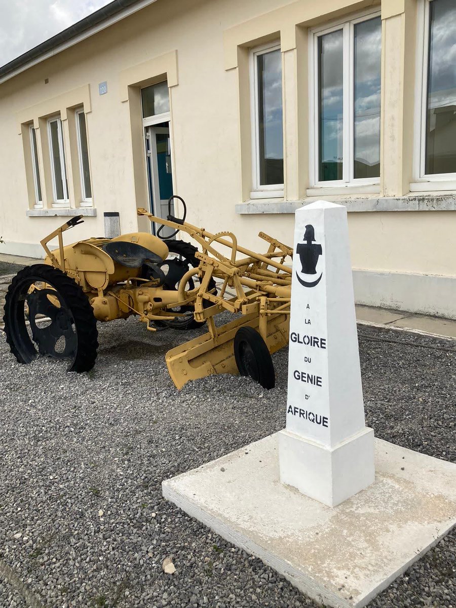 ecolegenie49's tweet image. Le général Patrick Poitou à la rencontre des sapeurs d'Afrique de la 51e compagnie d’appui au déploiement lourd de Mourmelon qui appartient au 19e RG de Besançon. Échanges et présentations des savoir-faire en travaux lourds et voie ferrée.
#19RG
#CapaciTERRE