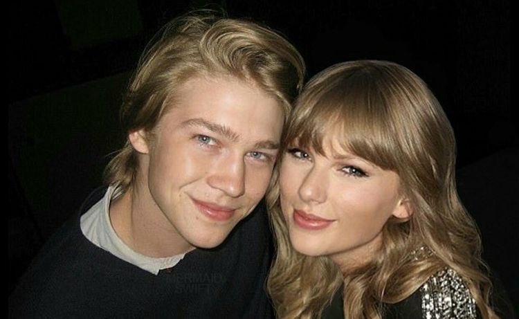 VanceMagazine's tweet photo. E.T. Online’a göre Taylor Swift ve Joe Alwyn birbirine çok aşık. Kaynağa göre Taylor, bir gün kendini Joe ile evlenirken hayal ediyor. https://t.co/VrZoz6sl3j