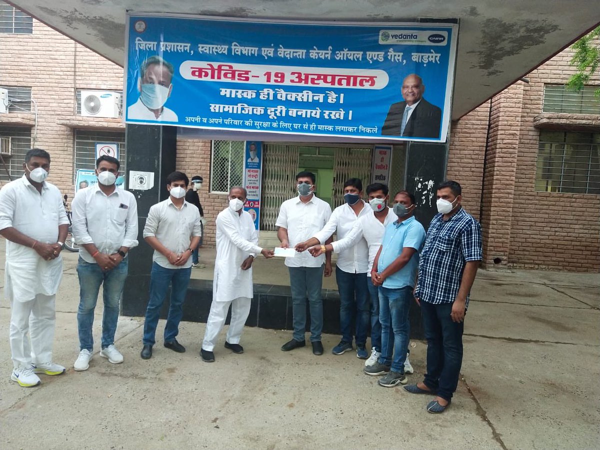 DYC_Barmer's tweet photo. आज @DYC_Barmer द्वारा प्रदेश में युवाओं के टीकाकरण के लिए आर्थिक सहयोग के रूप में मुख्यमंत्री सहायता कोष में एक लाख रूपये का चेक जिलाध्यक्ष @LaxmanINC प्रदेश महासचिव @Chetan_Barmer ने राजस्व मंत्री श्री @Barmer_Harish जी और बाड़मेर विधायक श्री @MewaramJain जी को चेक प्रदान किया https://t.co/StD0ZRo9xS