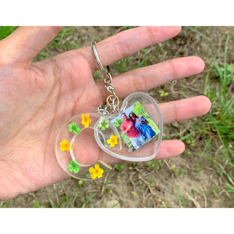 craftytrays's tweet photo. Perfect for any gift occasions ! Custom initial keychains plus a picture heart keychain ✨ 
.
.
Link in bio ✨ #resinartist #resinkeychain https://t.co/bSflSnr4AJ