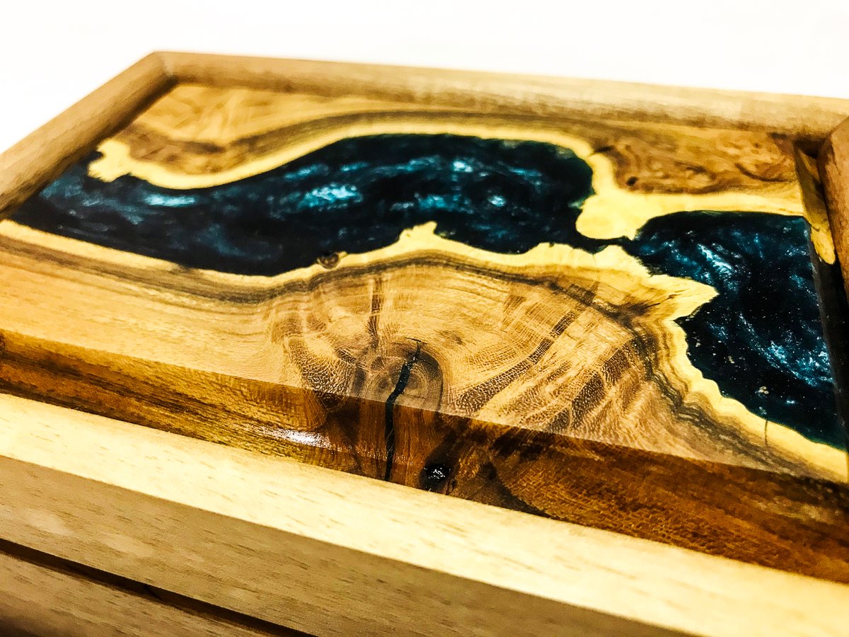 amirsoltanyh's tweet photo. Tjikko box made by Walnut and Maple burl
#boxbuilder #boxes #Woodenbox #resin #epoxidharz #epoxy #epoxyresin #jewellerybox #jewellerybox #jewellery https://t.co/4zIqMzfakA