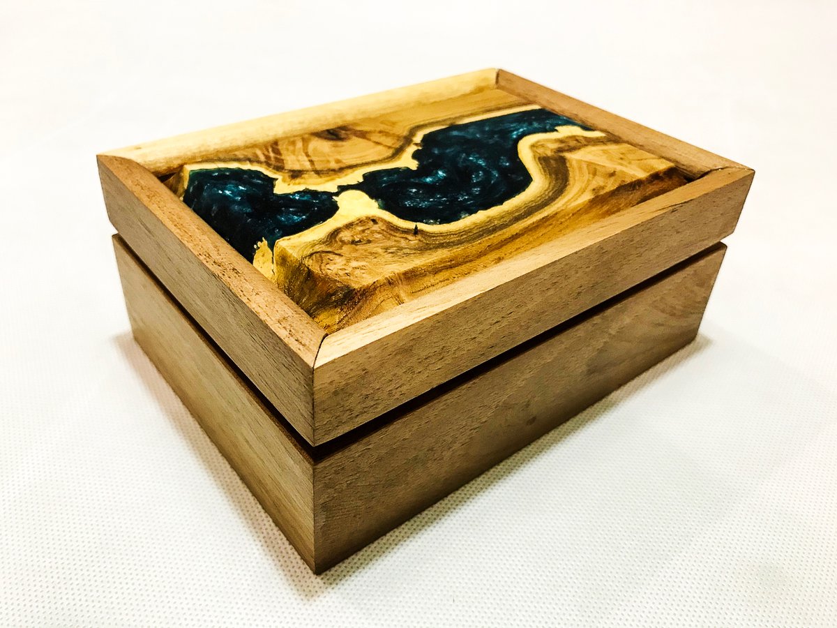 amirsoltanyh's tweet photo. Tjikko box made by Walnut and Maple burl
#boxbuilder #boxes #Woodenbox #resin #epoxidharz #epoxy #epoxyresin #jewellerybox #jewellerybox #jewellery https://t.co/4zIqMzfakA