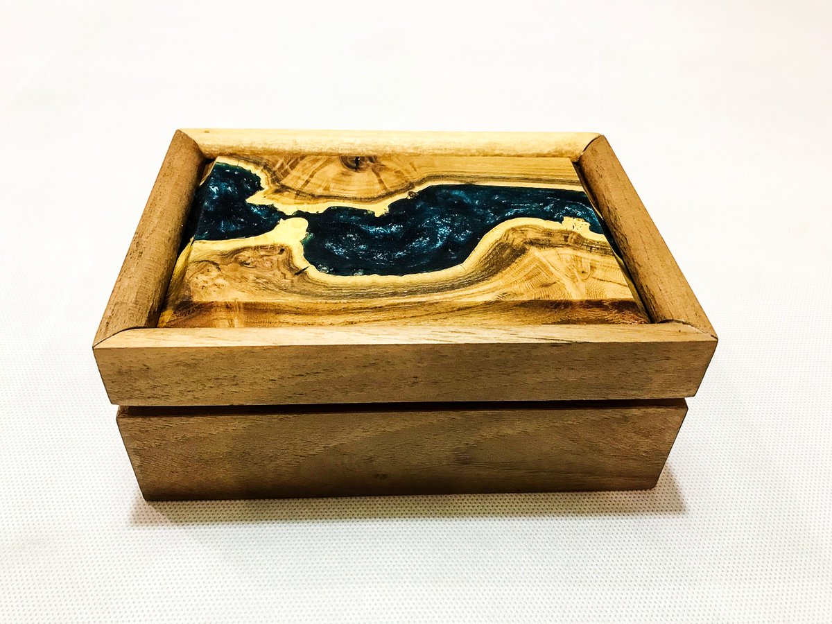 amirsoltanyh's tweet photo. Tjikko box made by Walnut and Maple burl
#boxbuilder #boxes #Woodenbox #resin #epoxidharz #epoxy #epoxyresin #jewellerybox #jewellerybox #jewellery https://t.co/4zIqMzfakA