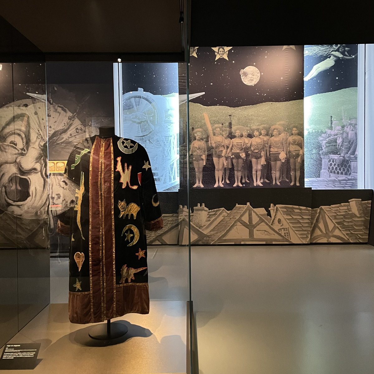 On peut enfin visiter le musée Mélies qui vient d’ouvrir ses portes à la Cinémathèque française. C’est un voyage merveilleux aux origines du cinéma, où Méliès trouve toute sa place, celle d'un poète génial, pionnier de la féérie cinématographique, précurseur du cinéma moderne.