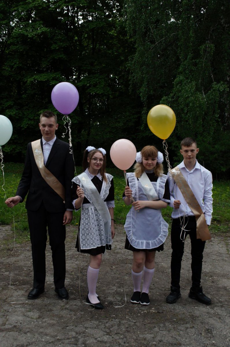 Прозвенел последний звонок для выпускников 9 класса. Свои поздравления выразили: Жаворонков А.В., педагоги и учащиеся. Желаем ребятам сдать ОГЭ, легкого преодоления препятствий.  Удачи вам, любимые наши ученики! #веневскийрайон #моуурусовскийцо #выпускной2021 #выпускник71