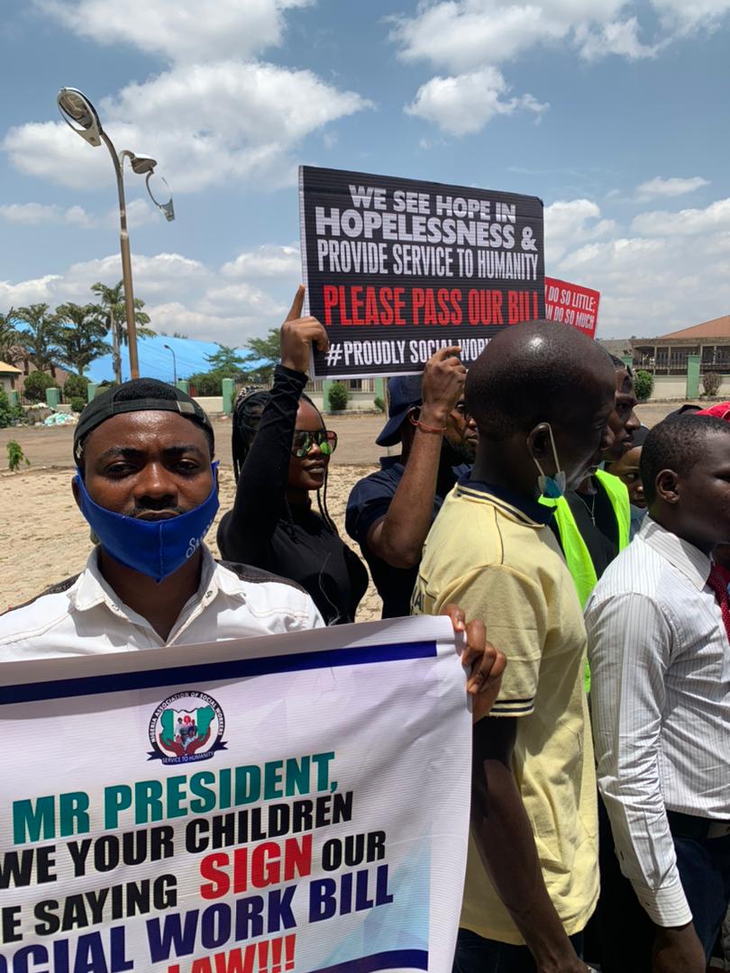 social_analyst1 tweet media