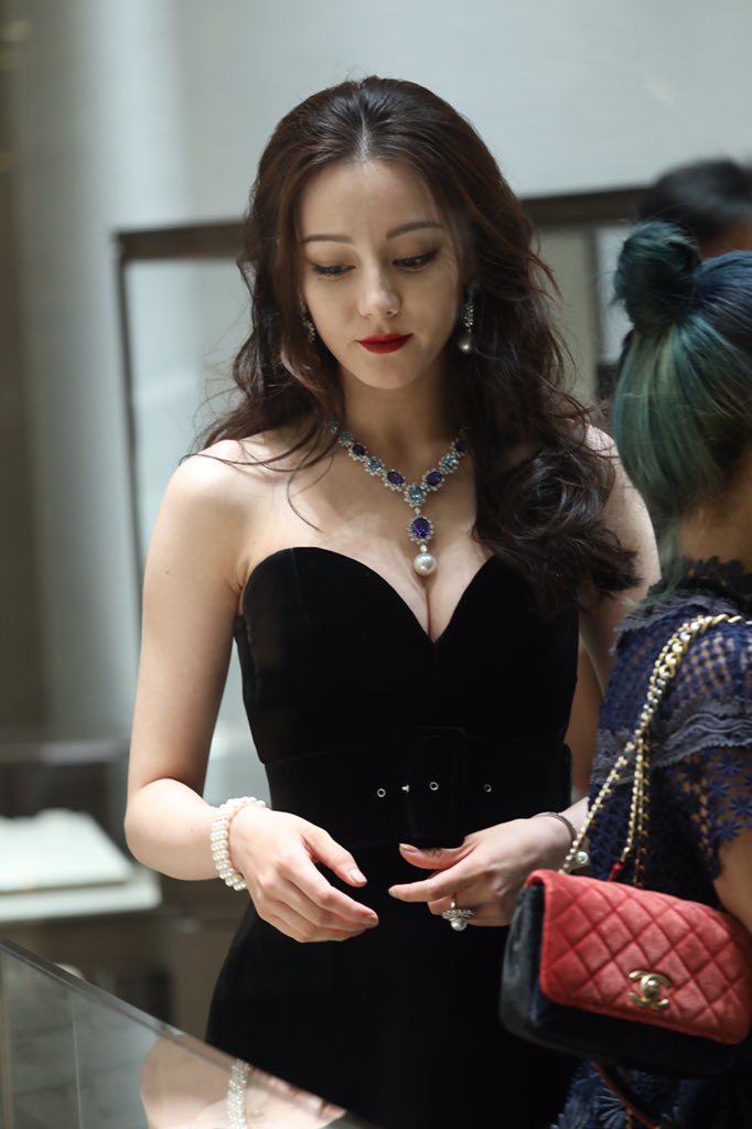 IYQaQYI's tweet photo. 迪丽热巴御本木 225p https://t.co/iiA7liTW26