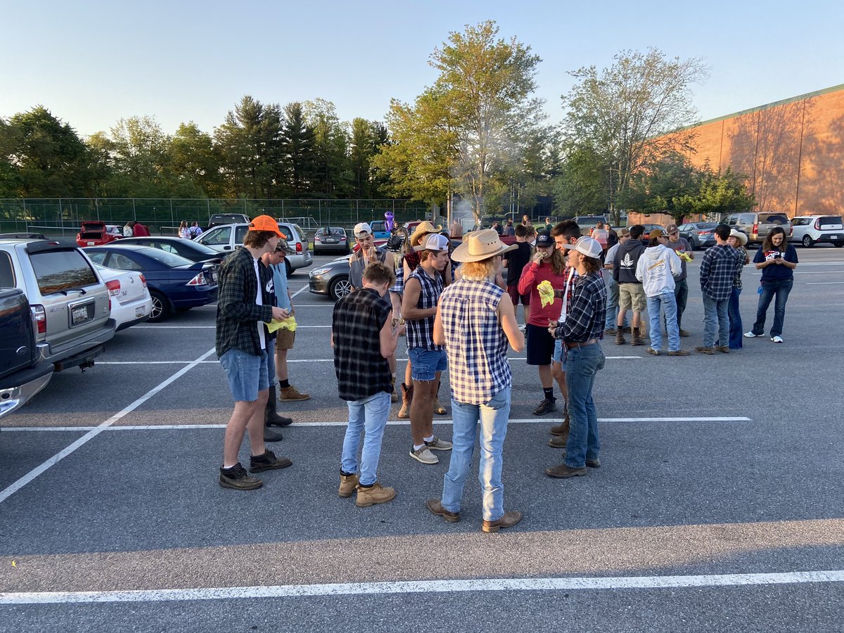 jrrutt44's tweet photo. Senior class going out in style. Tailgate Friday 🚜 #KeyStrong @CCPS_FSKEagles @CcpsShannonzepp @PrincipalMobley https://t.co/rq3V3LjPFd