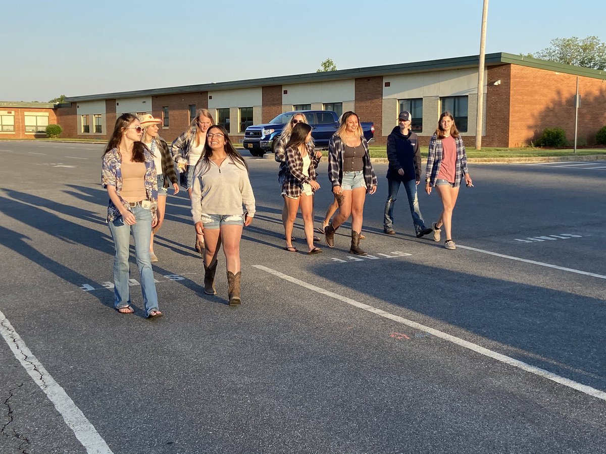 jrrutt44's tweet photo. Senior class going out in style. Tailgate Friday 🚜 #KeyStrong @CCPS_FSKEagles @CcpsShannonzepp @PrincipalMobley https://t.co/rq3V3LjPFd