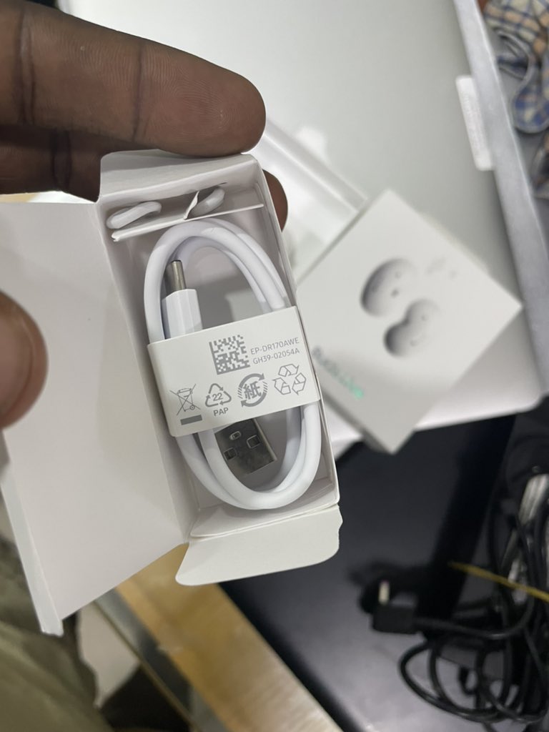 gospel_harmony's tweet photo. Open box 
Just like néw 

Samsung bud live 
Mint condition 
With free protective bud case 

Price -: 
40k only

 (best deal ever)🎉🎊🎊🎊

Please if this make it to your TL 
Kindly help me hit the retweet button please 
God bless you 🙏🏾 https://t.co/63jgTlRsPp
