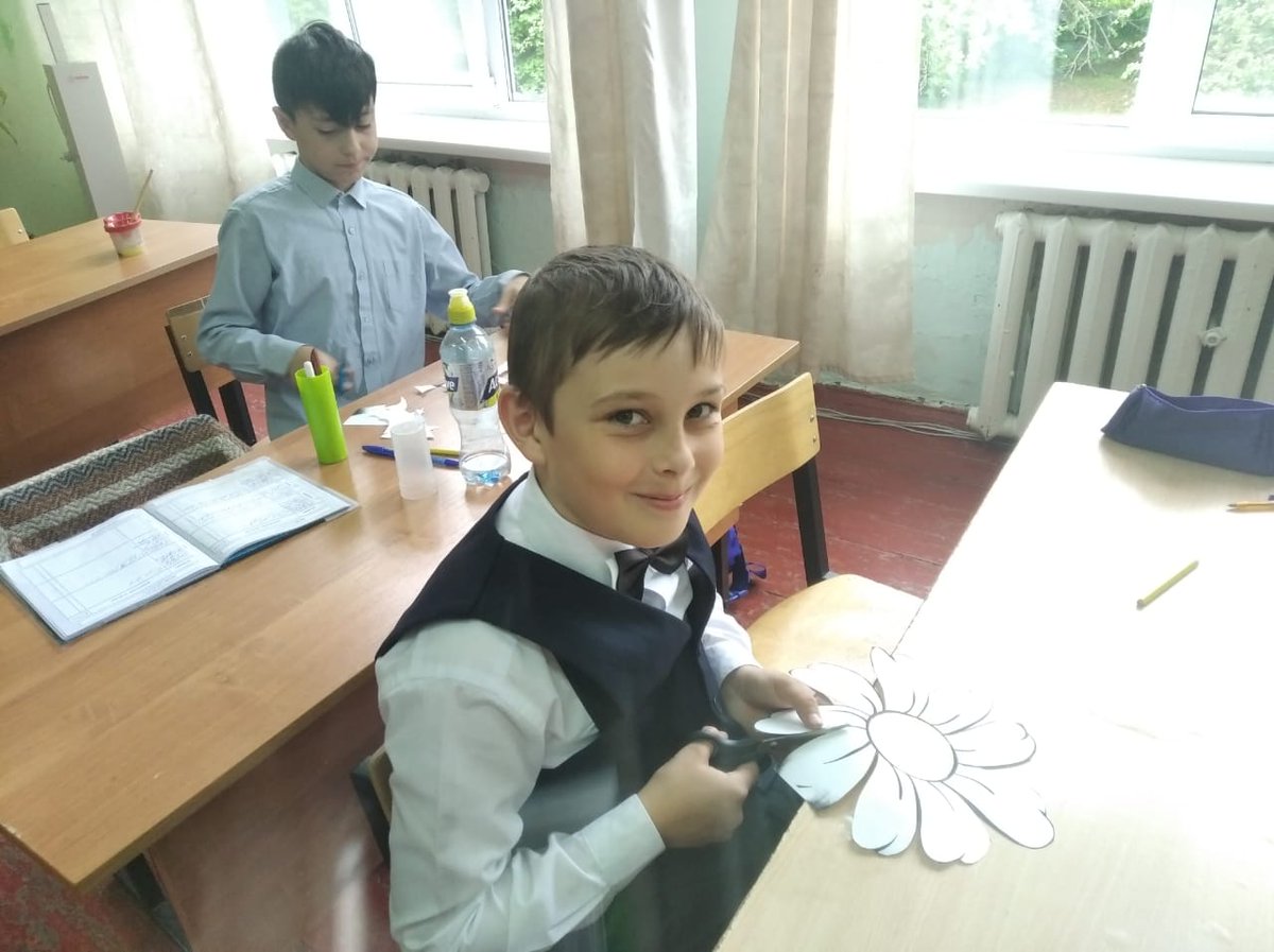 Учащиеся приняли участие в празднике  «Белый цветок». Для них проведены уроки милосердия с рассказом об истории праздника и традиции. По окончании мероприятия ребята изготовили сувениры-поделки в виде белых цветов #моуурусовскийцо #акциябелыйцветок #благотоворительнотьбелыйцветок