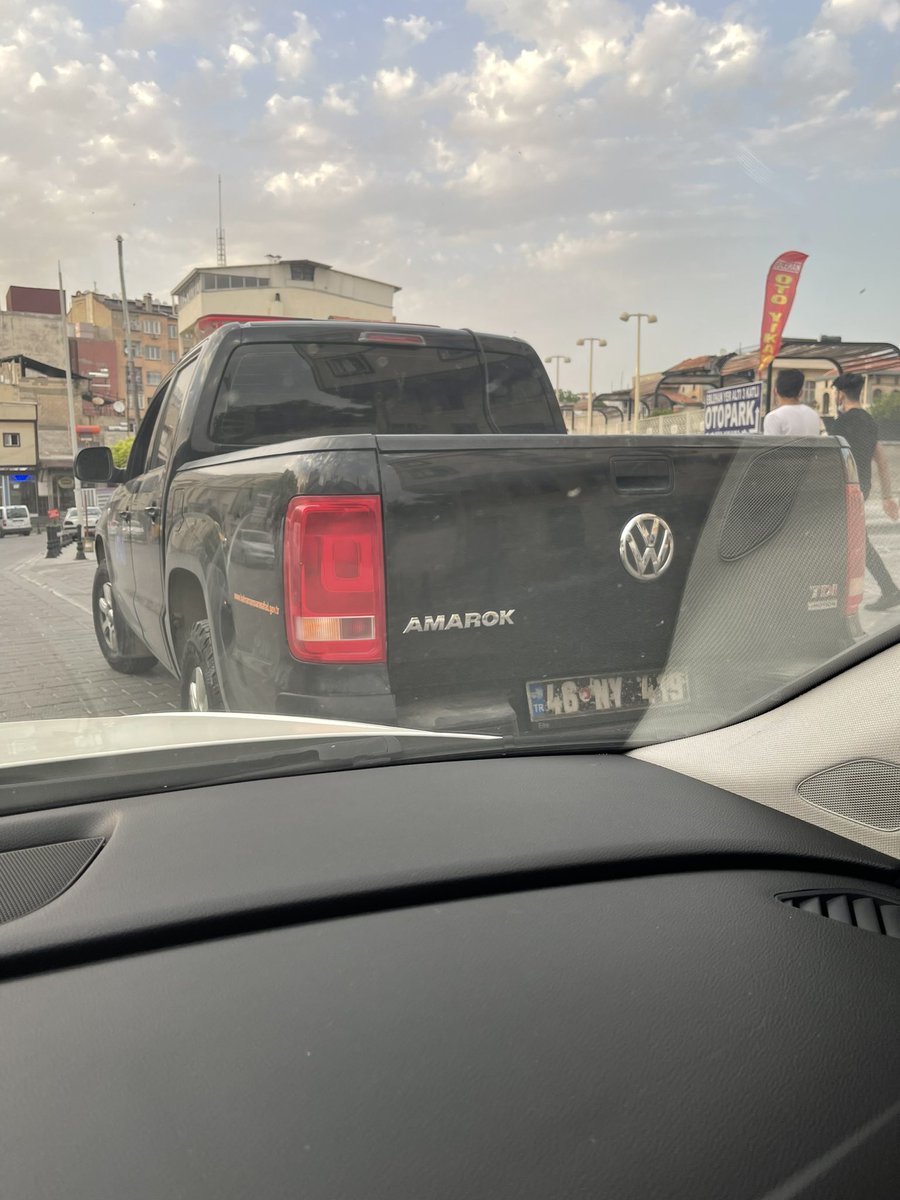 Resmi araçların trafikte dokunulmazlığı var bence , Kahramanmaraş afad aracı Eblehan da yolun ortasına park etti bekliyoruz. 10 mt ileride otoparkda var! <a href="/GundemiAntep27/">Antep Gündemi</a> <a href="/okkesozeksi/">Ökkeş Özekşi</a> <a href="/AFADKMaras/">AFAD Kahramanmaraş</a>