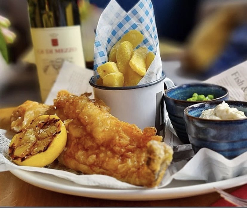 #fishfriday can’t happen without our #classic cod fish & chips 
We call it perfect lunch 
@mjseafood 
@YoungsPubs 

#friday #instagood #mood #weekend #chelsea #london #localpub #supportlocal 
#realale #fishandchips